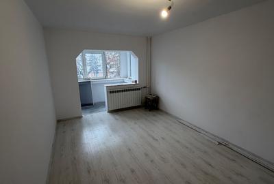 Apartament cu 2 camere decomandat în Trocadero