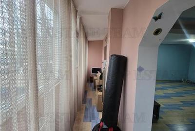 Apartament 3 camere foarte spatios,  cu centrala proprie, in zona Pacii, cartier - 9