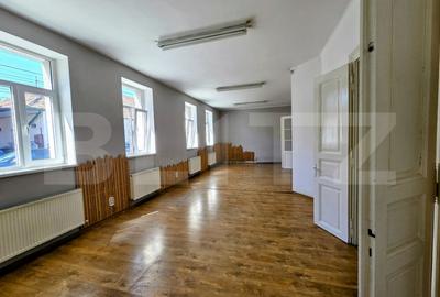 Apartament cu 4 camere semidecomandat, mobilat în Central