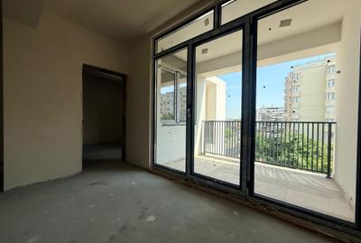 Apartament cu 3 camere semidecomandat în Moșilor
