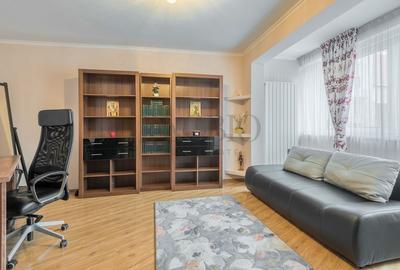 Apartament cu 3 camere semidecomandat, mobilat în Universitate