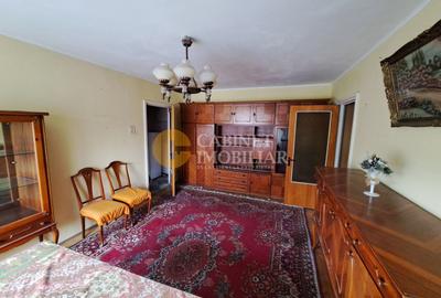 Apartament cu 4 camere semidecomandat, mobilat în Bd. Independenței