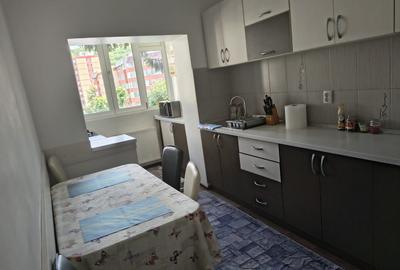 Apartament cu 3 camere decomandat în Răcădău