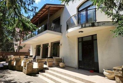 Casă individuală cu 7 camere în Băneasa