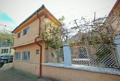 Casă individuală cu 6 camere în Central