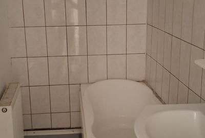 Apartament 3 camere    zona Big centru, etajul 4/4(  acoperis) decomandat cu CT. - 2