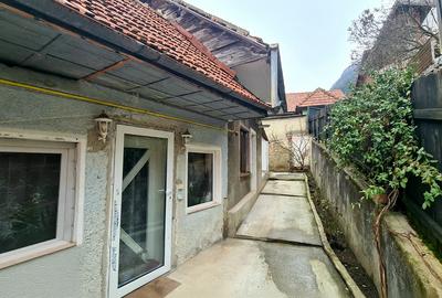 Refugiu cu suflet în inima Scheiului – casă  singur  curte și farmec autentic - 2