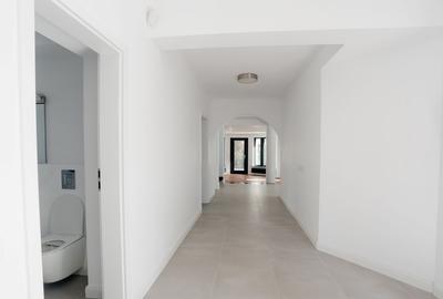 Sanctuar Urban în Inima Piperei: Eleganță Contemporană pe 1.000 mp de Intimitate - 9