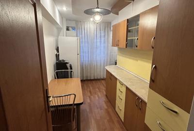 Spre închiriere apartament 3 camere - 6