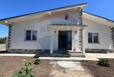 Casă / Vilă cu 4 camere de vânzare - 1