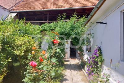 Casa 214 mp utili singur in curte 800 mp teren zona centrala Cisnadie - 1