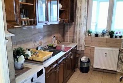 Apartament cu 3 camere decomandat, mobilat în Uverturii