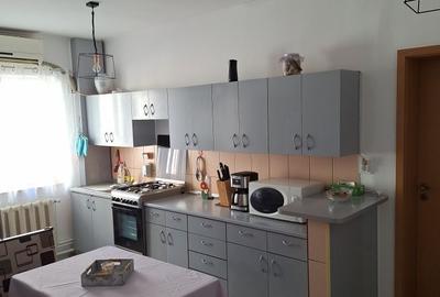 Apartament cu 3 camere semidecomandat, mobilat în Cetate