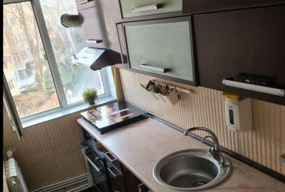 Apartament cu 4 camere semidecomandat în Brătianu