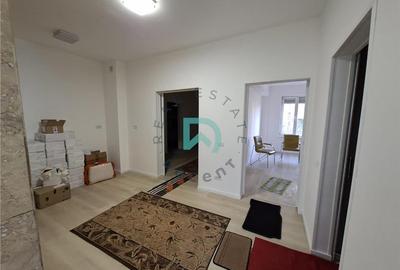 Apartament cu 3 camere semidecomandat în 13 Decembrie