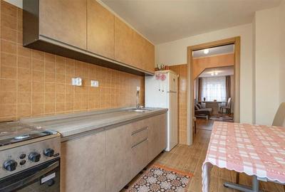 Apartament cu 3 camere decomandat, mobilat în Lipovei