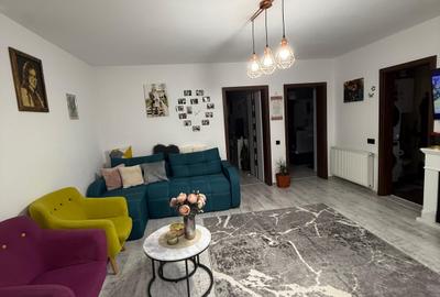 Apartament cu 3 camere semidecomandat, mobilat în Florești