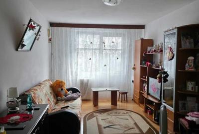 Apartament cu 3 camere semidecomandat în Crângași