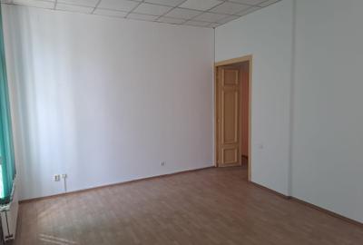 Calea Victoriei - Centrul Vechi-CEC, P+1, singur curte, curte generoasa(1400 mp) - 9