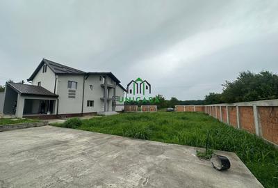 Casă individuală cu 8 camere în Români