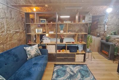 Apartament cu 2 camere semidecomandat, mobilat în Central