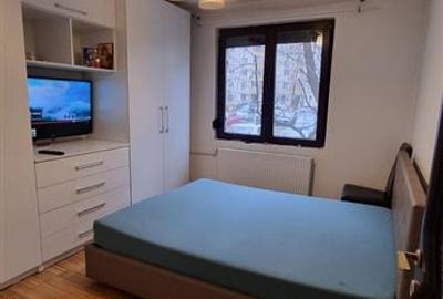 Apartament cu 3 camere semidecomandat în Berceni