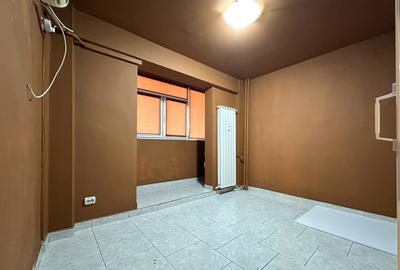 Spatiu comercial stradal, vad pietonal, parcare libera - 6