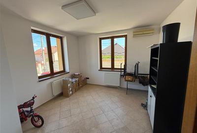 De inchiriat spatiu birouri, 10 birouri , 4 bai, garaj, 4 bai si teren 10 arii,S - 12
