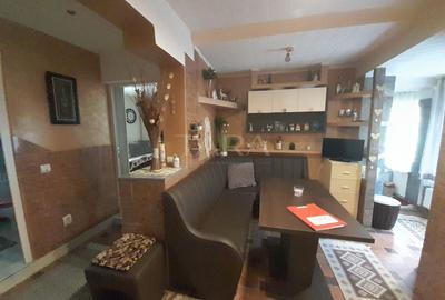 Apartament cu 3 camere decomandat, mobilat în Central