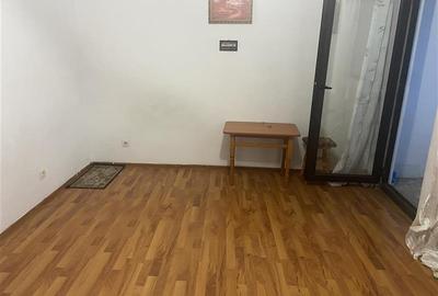 Garsoniera de vanzare , zona Spitalul Judetean Focsani , 28 mp , decomandata , e - 2
