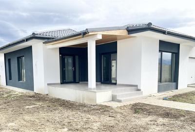 Casă individuală cu 4 camere în Cristian