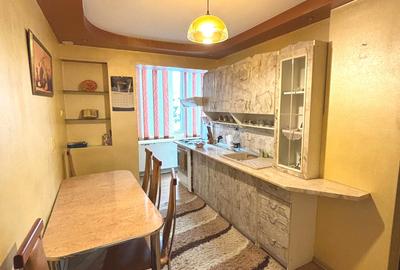 Apartament cu 3 camere semidecomandat, mobilat în Est