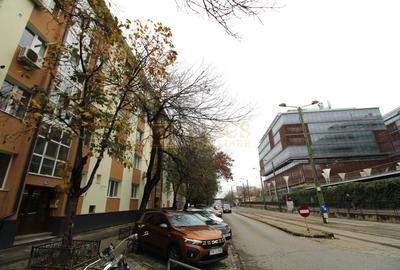 Apartament cu 2 camere semidecomandat, mobilat în Ultracentral