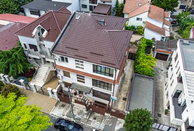 Vilă tip bloc 12 camere, 2 garaje 2 boxe  zona Tomis 1  Flămânda - 1