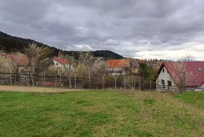 Teren in zona pitoreasca , usor accesibila , cu utilitati si panorama deosebita - 1