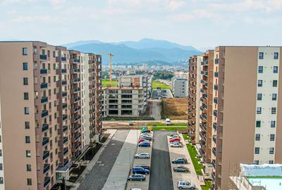 Apartament cu 3 camere decomandat în Tractorul