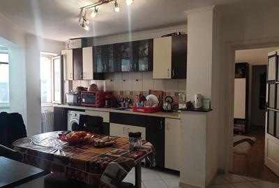 Apartament cu 3 camere decomandat, mobilat în Micro 16