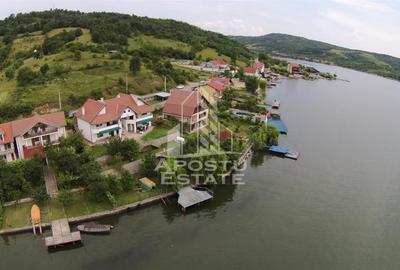 Casă individuală cu 8 camere în Eșelnița