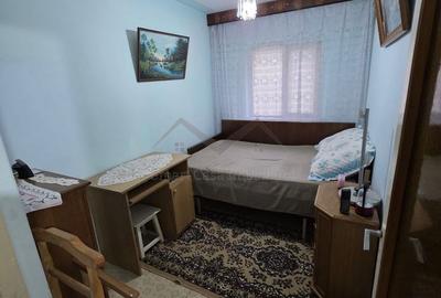 Apartament cu 3 camere decomandat în Nicolina