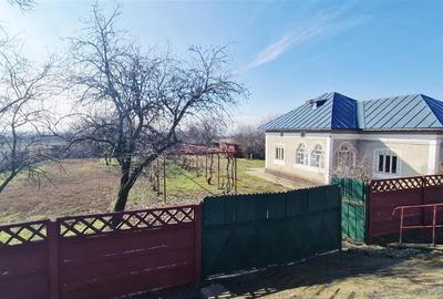 Casa Bradesti , teren  intravilan 7952 mp , deschidere 33 m la DE 70 - 4
