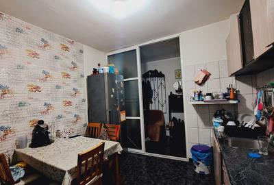 Apartament 3 camere, 65mp , semidecomandat, etaj 3, zona 1 Mai - 9