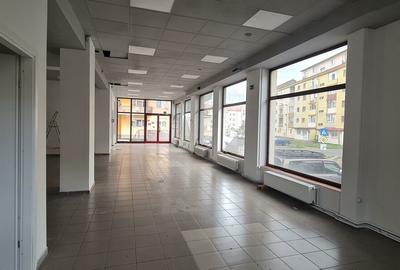 Inchiriez spatiu comercial situat in Strand, in zona de blocuri, suprafata 188m - 1