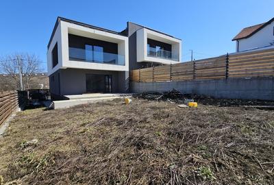 Casă cu 4 camere în Dezmir