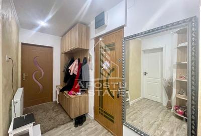 Apartament cu 3 camere semidecomandat, mobilat în UTA