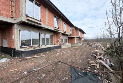 Ocazie! Case P+1+Pod. 4 cam. Util 100mp. Teren 200mp. Complex inchis - 1