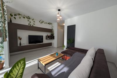 Apartament cu 3 camere semidecomandat, mobilat în Florești