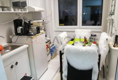 3 Camere curte si loc de parcare, langa Primarie - 9