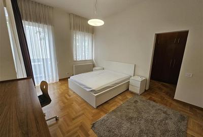 Apartament cu 2 camere semidecomandat, mobilat în Central