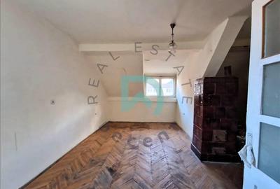Apartament cu 4 camere decomandat în Brașovul Vechi