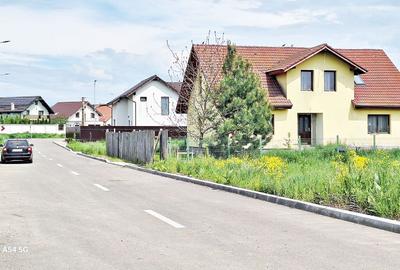 Sanpetru, teren intre case noi 685mp cu AC, utilitati, 72500 euro - 2